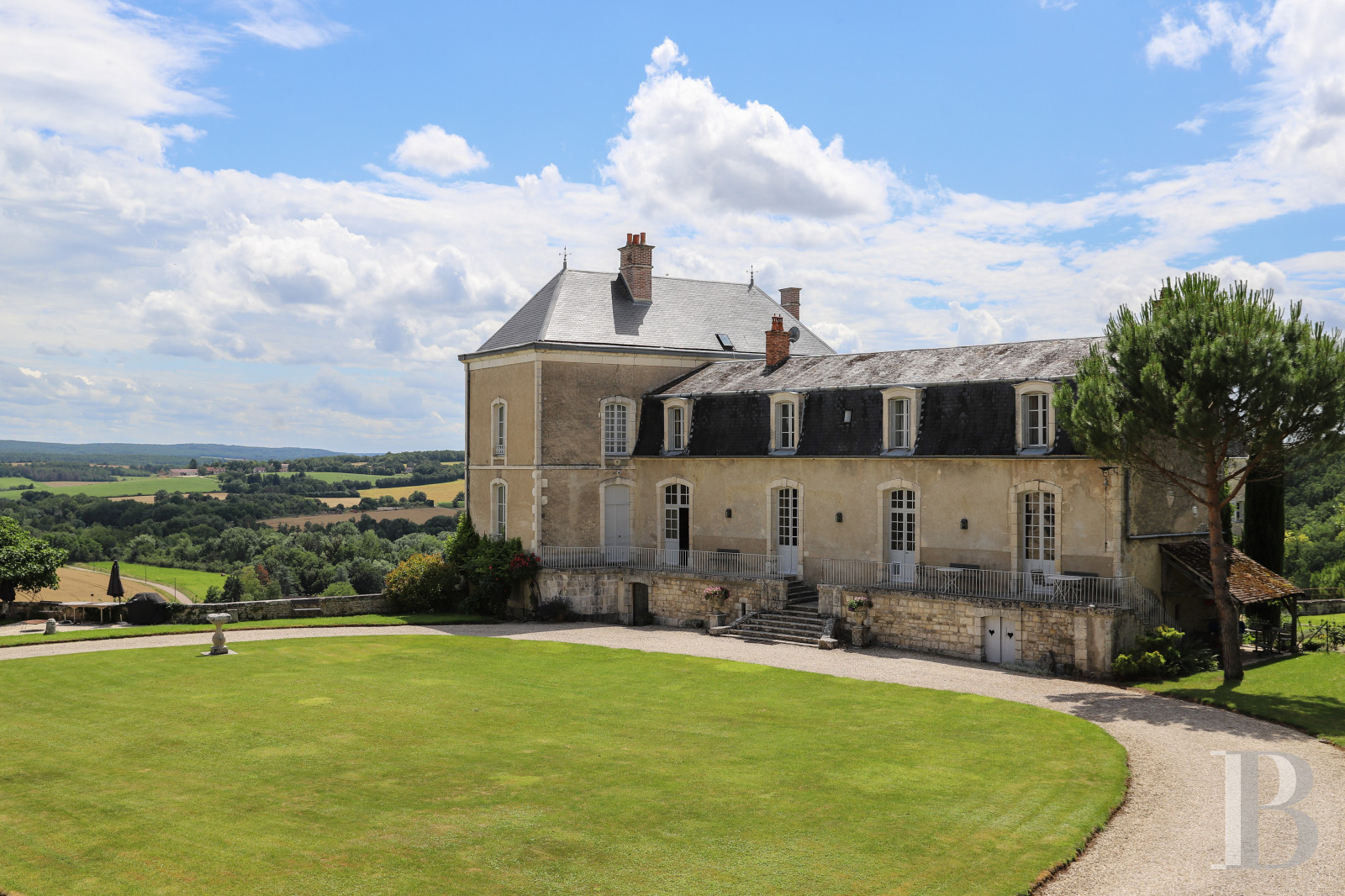 En Bourgogne, non loin de Vézelay, un château en bord de falaise surplombant l’Yonne - photo  n°1